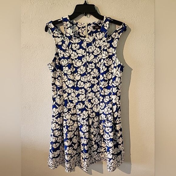 ILE New York Dress Sz 8 Blue & White Floral Patterned, Pleated Fit & Flare - Picture 1 of 6